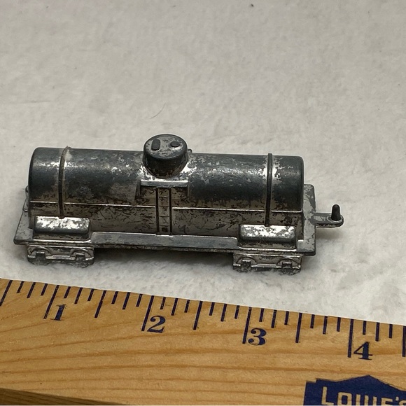 midgetoy vintage metal toy train Lot Of 2 Train Cars - Picture 16 of 16